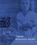 Tüdruk helesinises kleidis